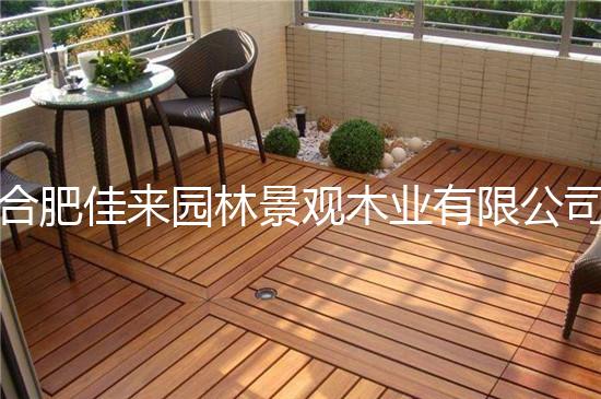 新房陽(yáng)臺(tái)裝修別鋪瓷磚，用防腐木替代，效果至少好十倍